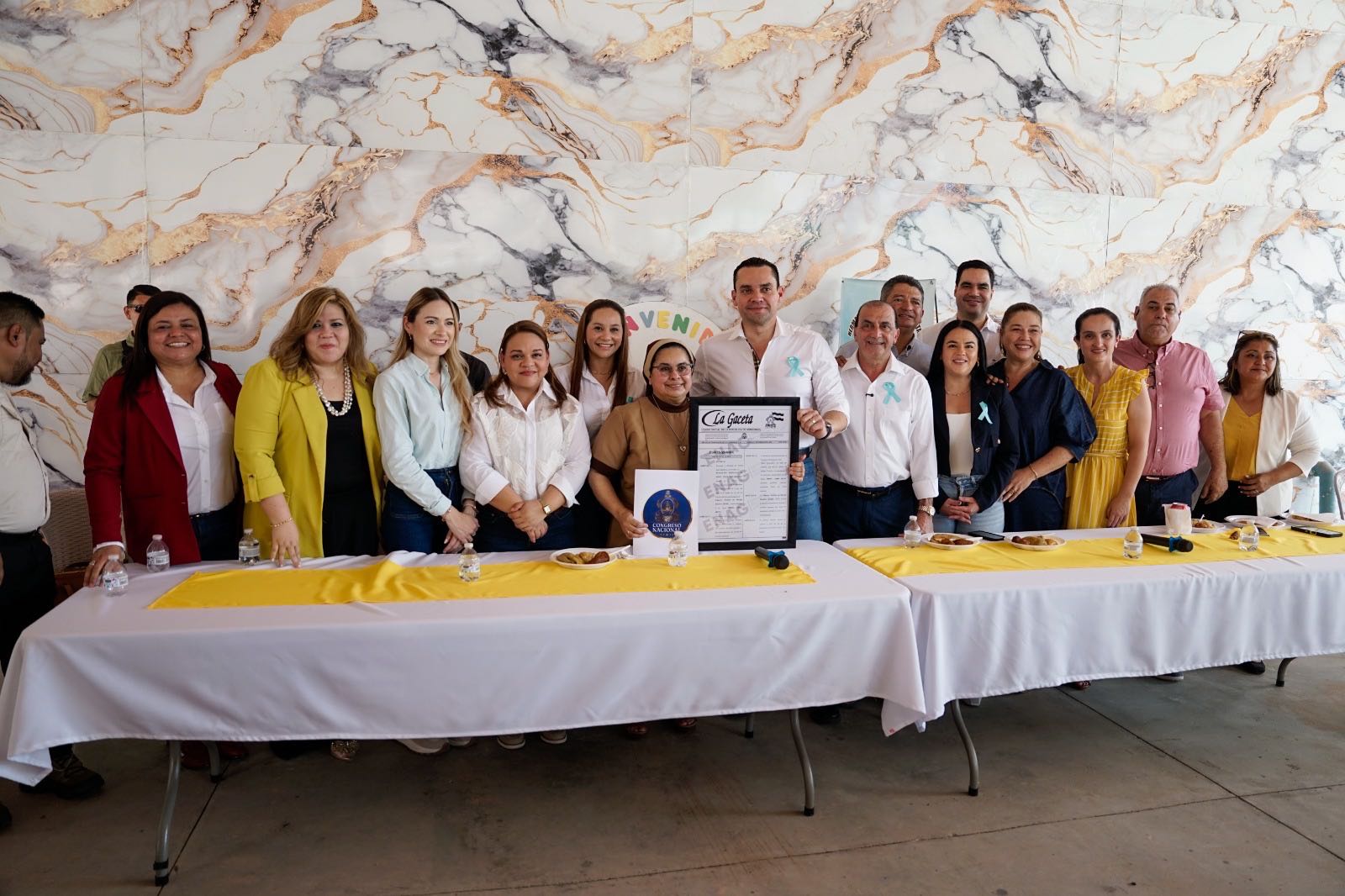 Zambrano entrega decreto que exonera del pago de energía eléctrica al Hogar Hermanas de Jesús Buen Samaritano